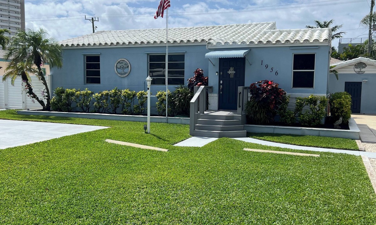Deerfield Beach House | 3 Bedroom, 2 Bathroom home just 2 blocks from the beach. King bed !