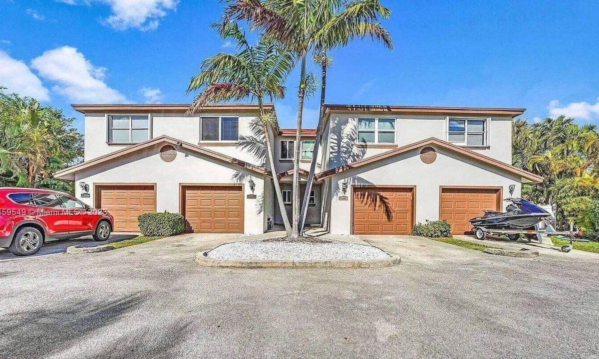 Deerfield Beach Apartment | 3 Bedroom 689292 by Houzlet