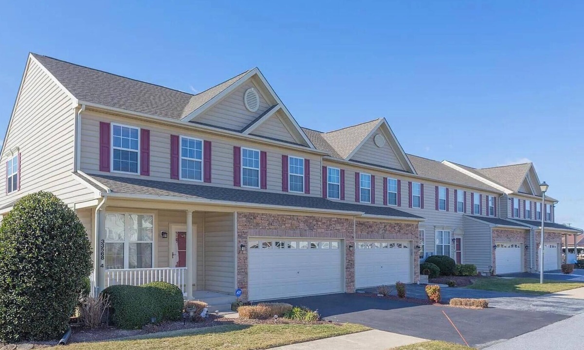 Lewes House | 3-bedroom beach themed townhome conveniently located. Enjoy a relaxing stay !