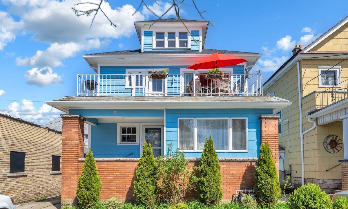 North Buffalo House | 3-Bedroom each with A/C . Parking available .Near Shops & Cafés.