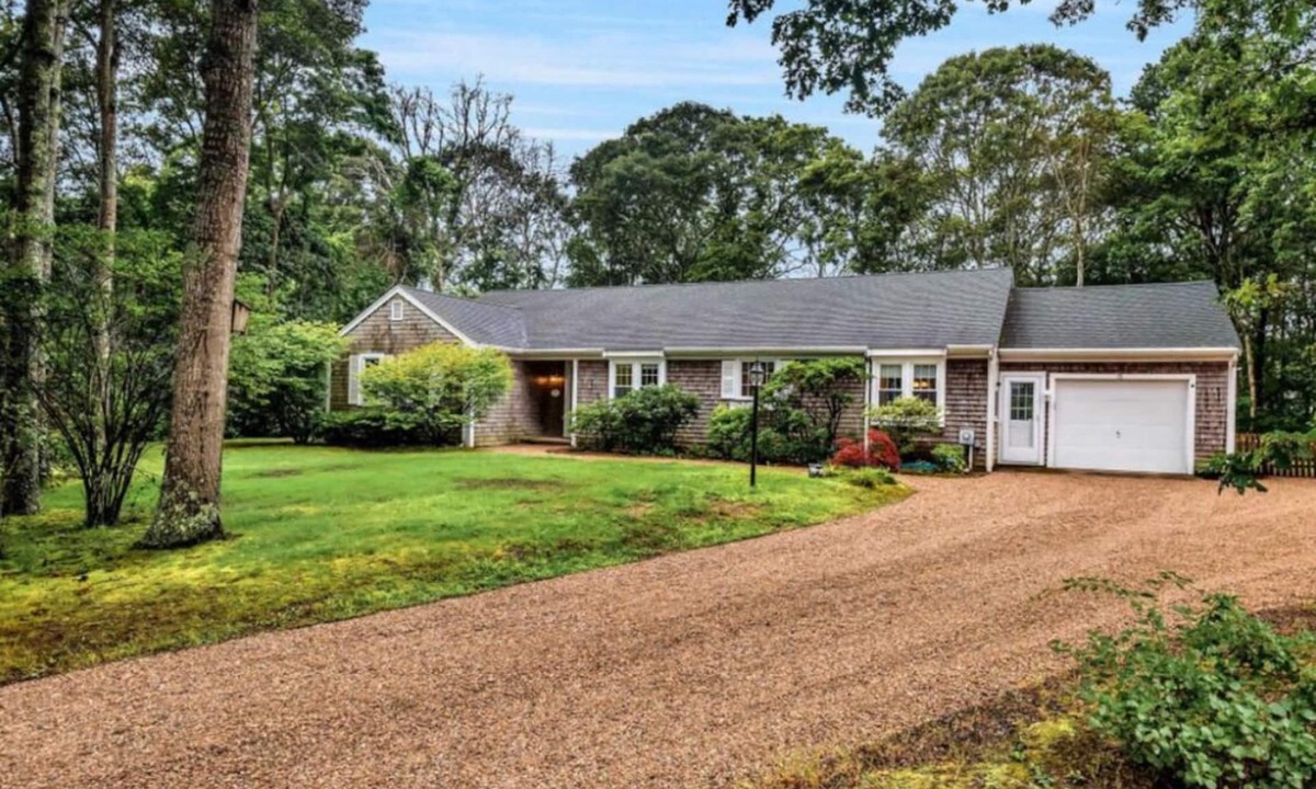 Teaticket House | 3 Bedroom Home 1.5 mile to beaches, downtown Falmouth & 3 miles to golf
