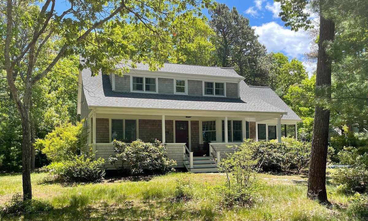 Cotuit House | 3 Bedroom house in Cotuit with screened porch and bay view