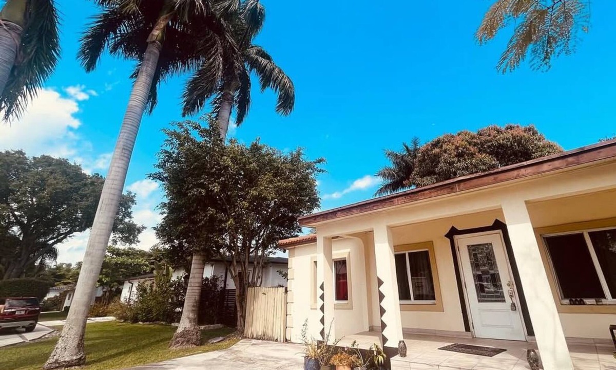 Golden Glades House | 3-bedroom house in Miami with large yard, jacuzzi and mango tree’s.