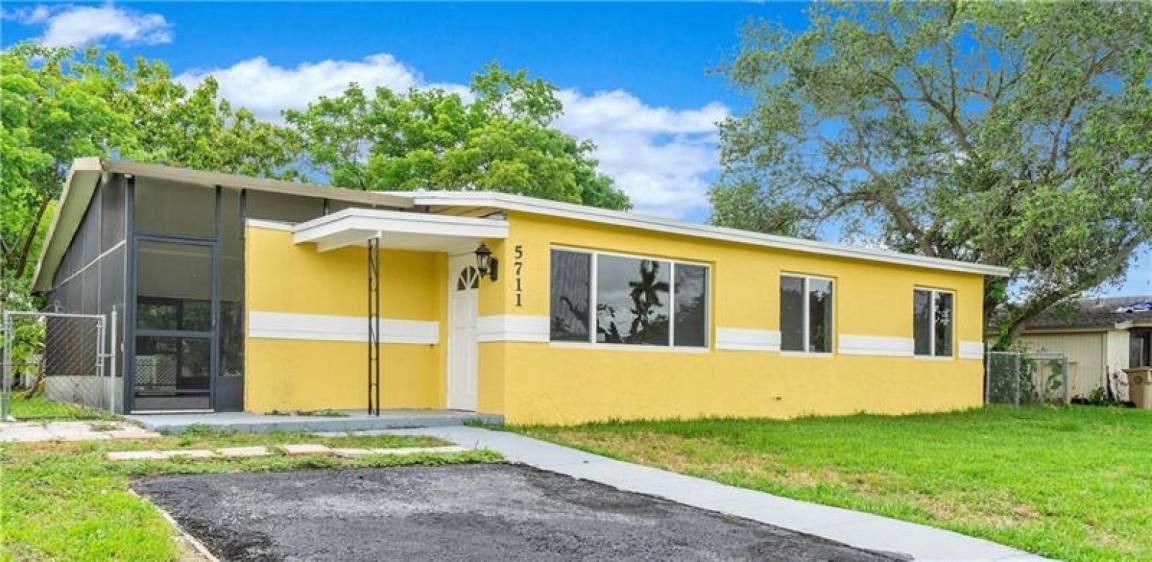Davie House | 3 bedroom house in quiet neighborhood