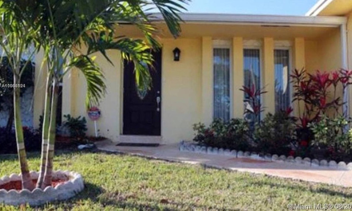 Dania Beach Apartment | 3 Bedroom Single family 235122 by Houzlet