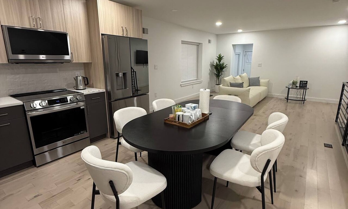 Whitman House | 3-Beds South Philadelphia Gem Near Center City, Stadiums & Philadelphia Airport