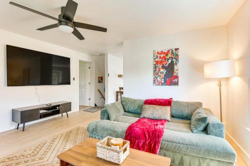 Youngstown Apartment | 3 Mi to Downtown Youngstown: Apt w/Deck!