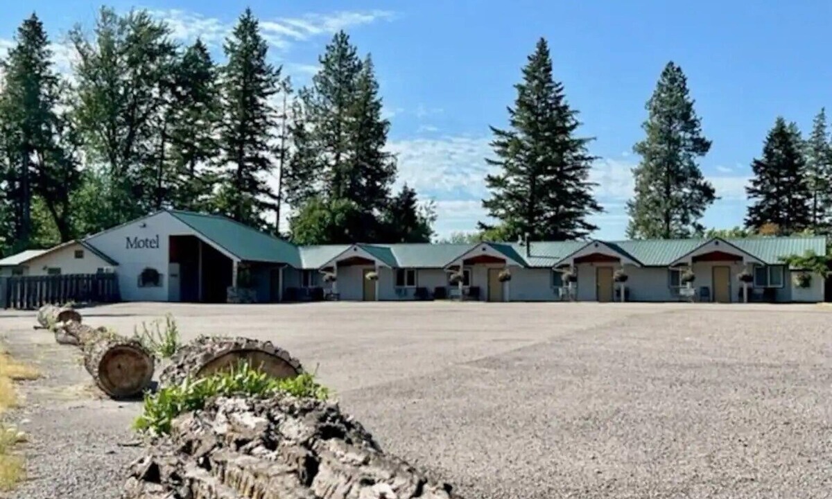 Columbia Falls Hotel | #30- TWO QUEEN BEDS in enjoyable Columbia Falls with WiFi, AC, 20m mi to GNP!