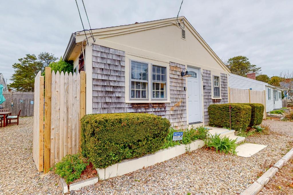 Dennis Port House | 37 Bassett