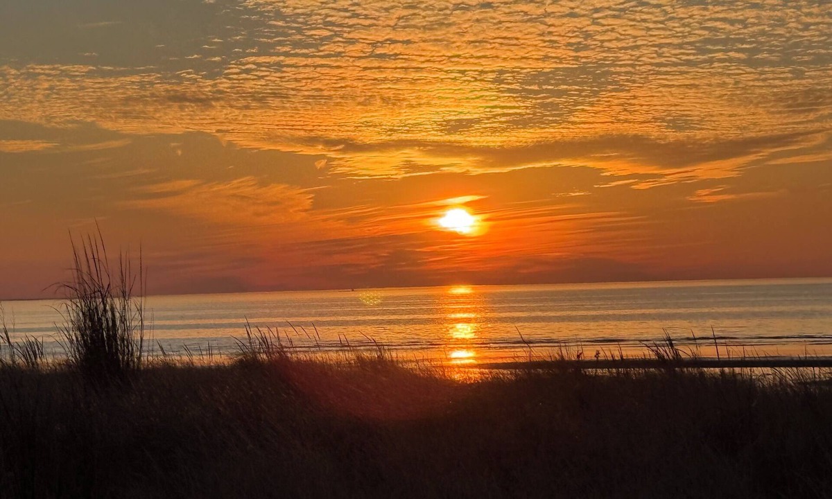 Villas House | 3BR/2BA Beach House Sleeps 10 Walk to Beach Epic Sunsets Near Cape May