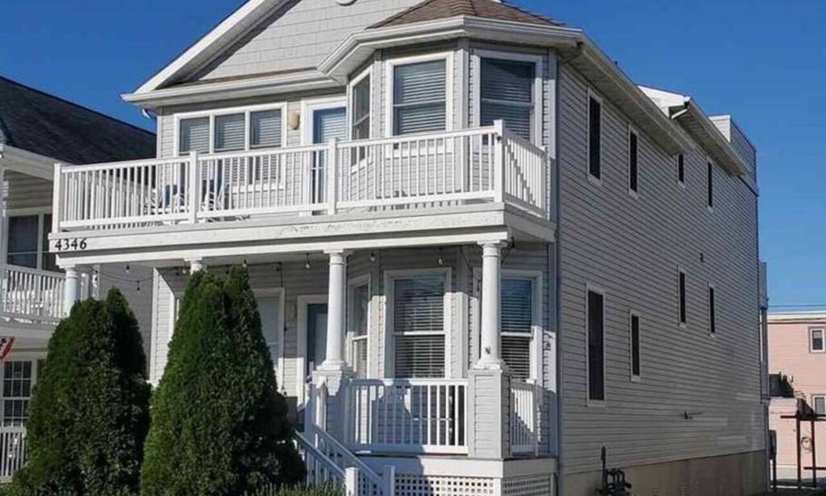 South End House | 3BR/2BA Sunrise and Sunset from Roof deck, 1.5 blocks to the beach