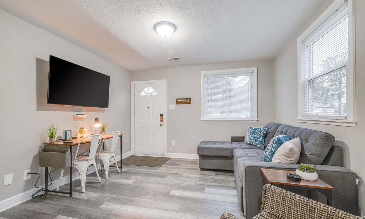Portsmouth House | 3BR, 6 Beds – Prime Stay Near Rivers Casino!