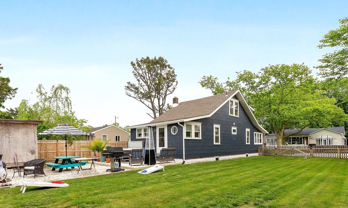 Del Haven Cottage | 3BR Cottage Beach and Bay Hot Tub Fireplace 3-Season Porch Fenced Yard