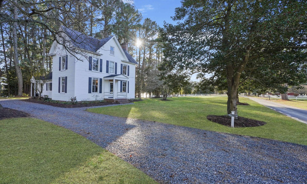Locustville House | 3BR Farmhouse with Porch, Fire Pit, Horseshoe Pit