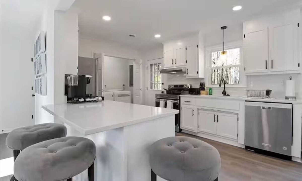 Petersburg House | “3BR Fully Furnished Corporate & Insurance