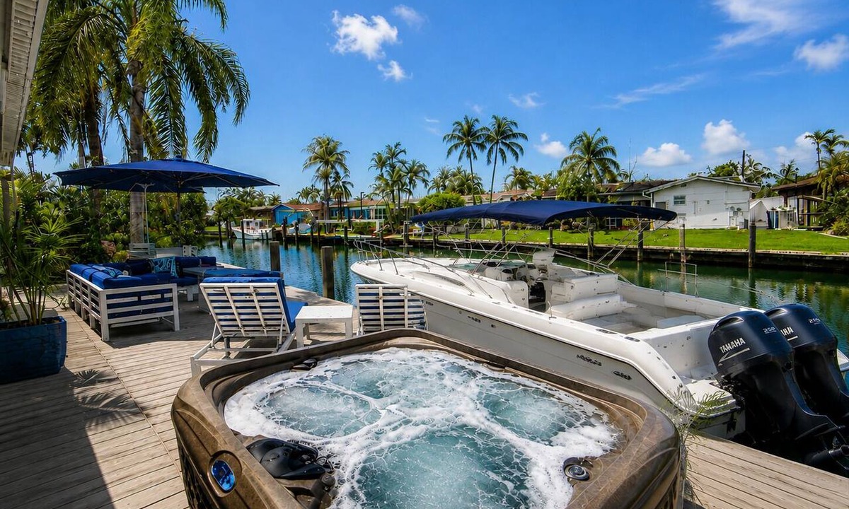 Melaleuca Gardens House | 3BR Hot Tub Dockside 2mi. FLL 4 mi. Bch. & Pt. Everglades