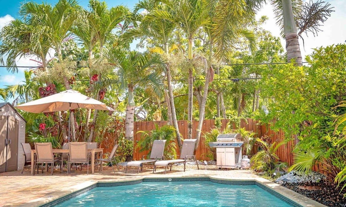 North Andrews Gardens House | 3BR House w/Heated Pool Near Beach Tropical Vibes
