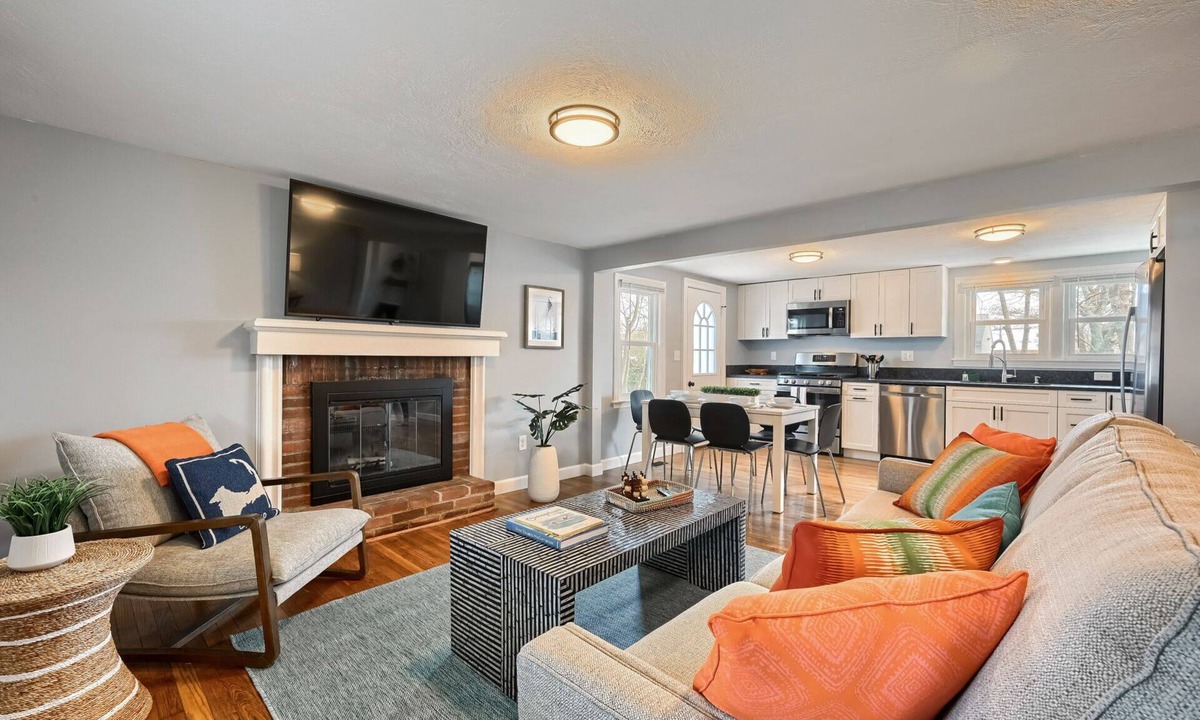 Hyannis House | 3BR Hyannis Oasis - Dog Friendly - Walk to Main St, Vineyard & Nantucket Ferry