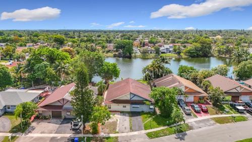 North Lauderdale House | 3BR Lake Front Getaway