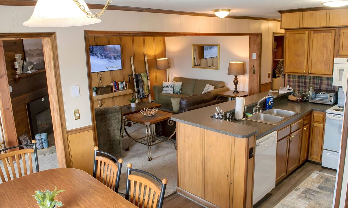 Edray Condo | 3BR Summit Retreat, Short Walk to Village & Slopes