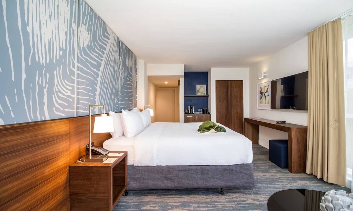 Central Beach Hotel | 4 Beachside Suites | Near Shopping & Cultural Landmarks | Poo Access | Parking