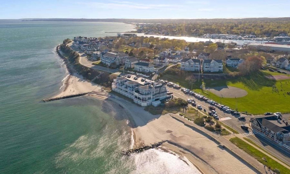 Falmouth Heights Condo | 4 Bedroom Beachfront Falmouth Condo RPAM022