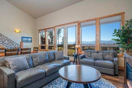 Bigfork Hotel | 4 king beds w ensuites Double the Living Space!