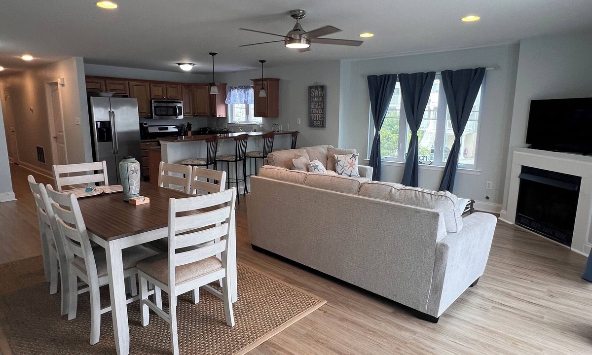 North Wildwood Condo | 4Bd 3Bath, 2 level condo Sleeps 14 dog friendly