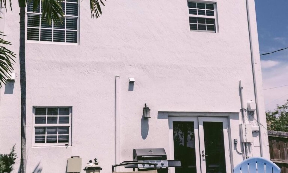 Progresso Village House | 4BD WITH POOL AND BALCONY NEAR BEACH AND DOWNTOWN