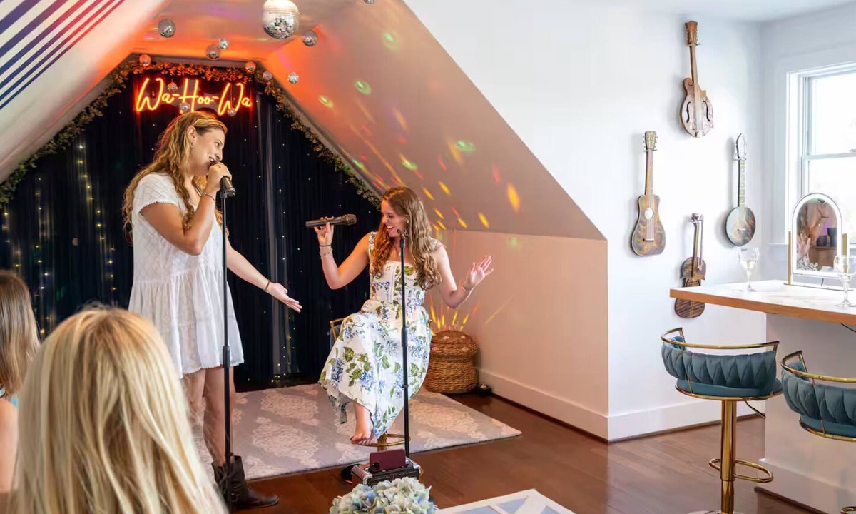 Fifeville House | 4BR Walk2 Dtwn/UVA w/Karaoke & Backyard Oasis