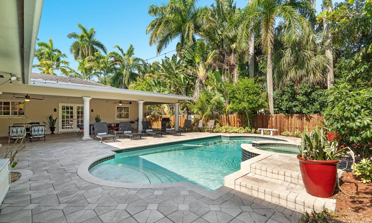 Hollywood Lakes House | 5/3 Estate-Heated Pool-Hot tub-Beach-for 12 Guests