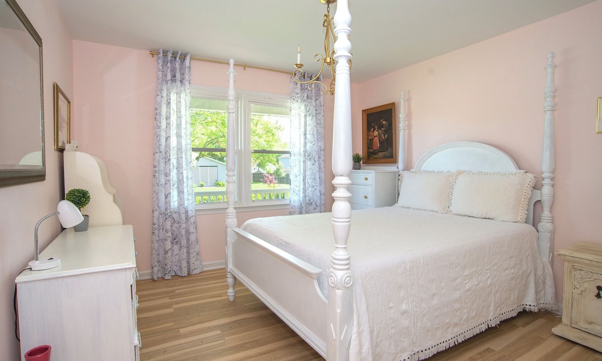 Corbin House | 5 Miles To Downtown. Quiet Neighborhood. Plentiful Free Parking. Many Amenities.