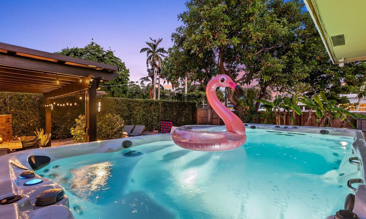 Royal Poinciana House | 5 Mins. to Beach~Huge Swim Spa~Big Backyard~