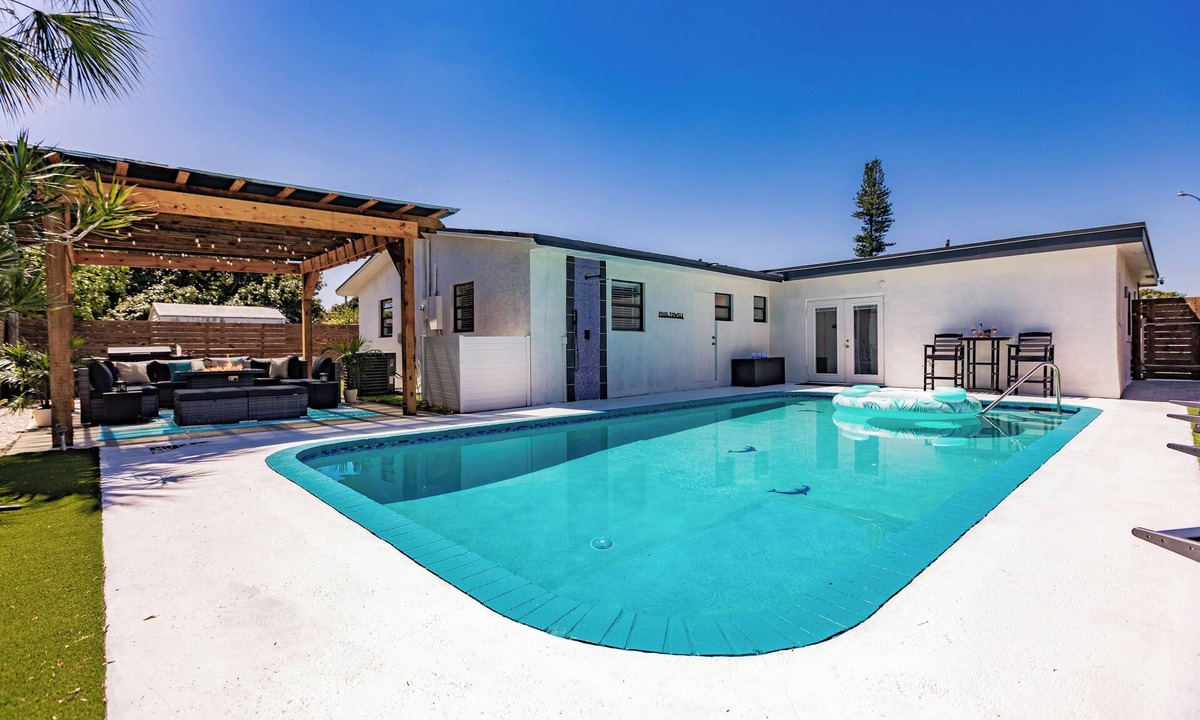 Fort Lauderdale House | 5BR Fort Lauderdale Home with Pool, Pergola and BBQ Near Beach and Las Olas