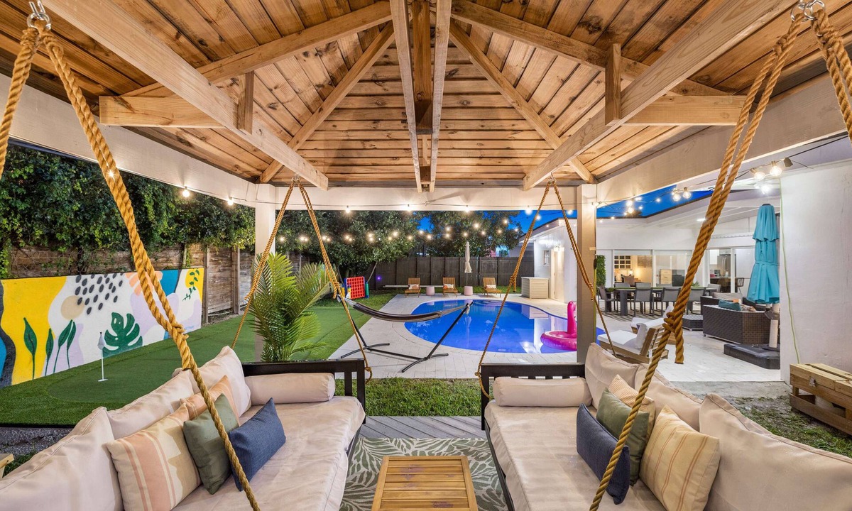 North Miami Beach Villa | 5BR Luxury Villa w/Heated Pool, Games, Fire Pit, Golf, Cabana, 10-mn from Beach