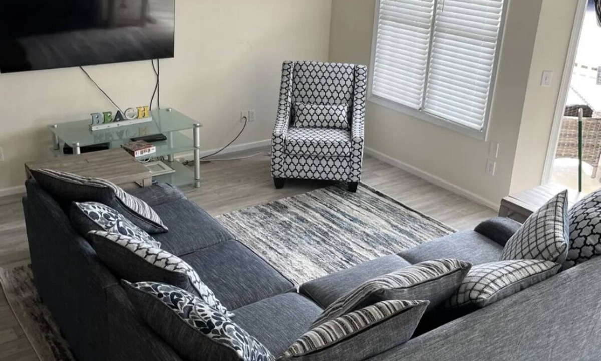 North Wildwood House | 6 bedroom 3.5 newly renovated townhome steps from the boardwalk/beach!