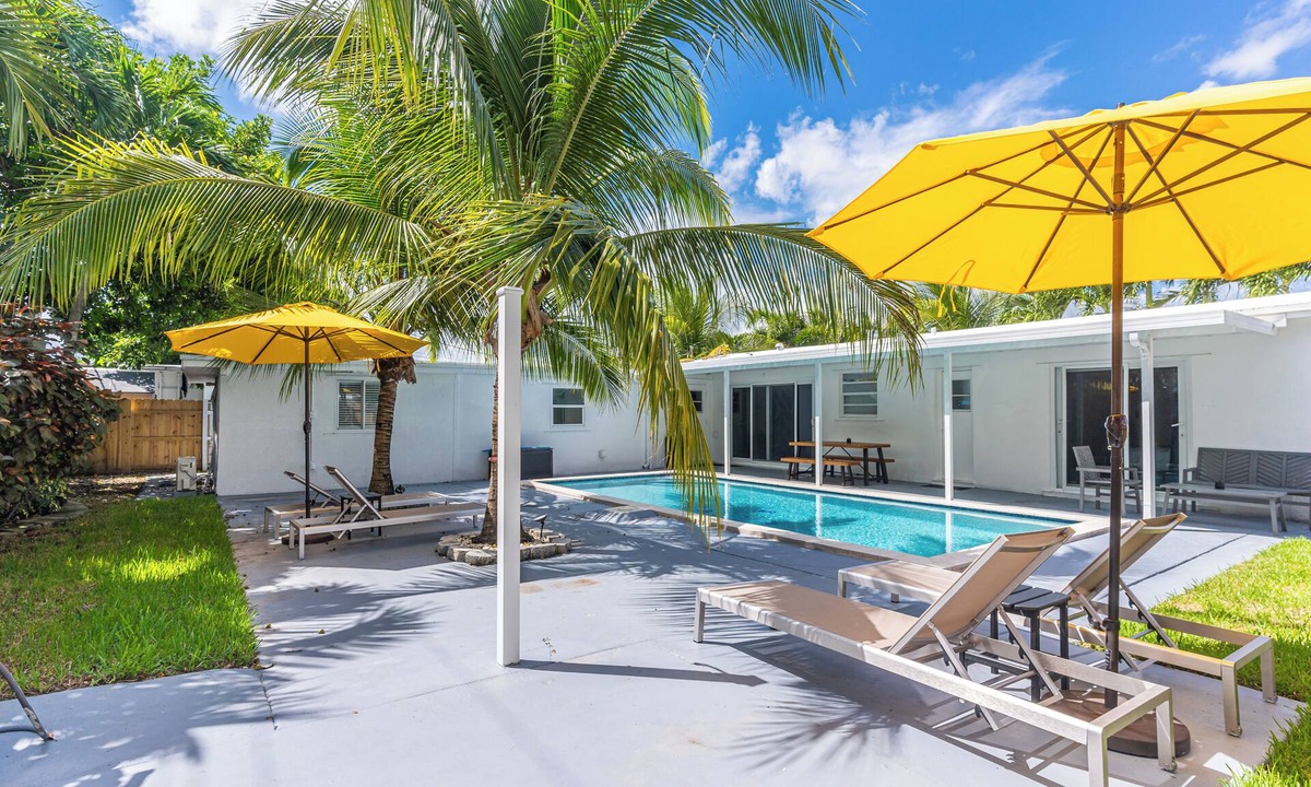 West Hollywood House | 6 Bedroom Home w Pool - Ping pong & Outdoor Shower