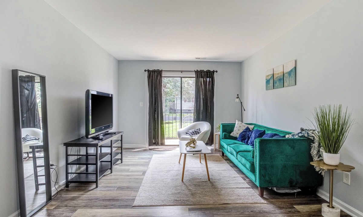 Downtown Apartment | 6 Mins Walk to Transfer Co Food Hall/Downtown #A