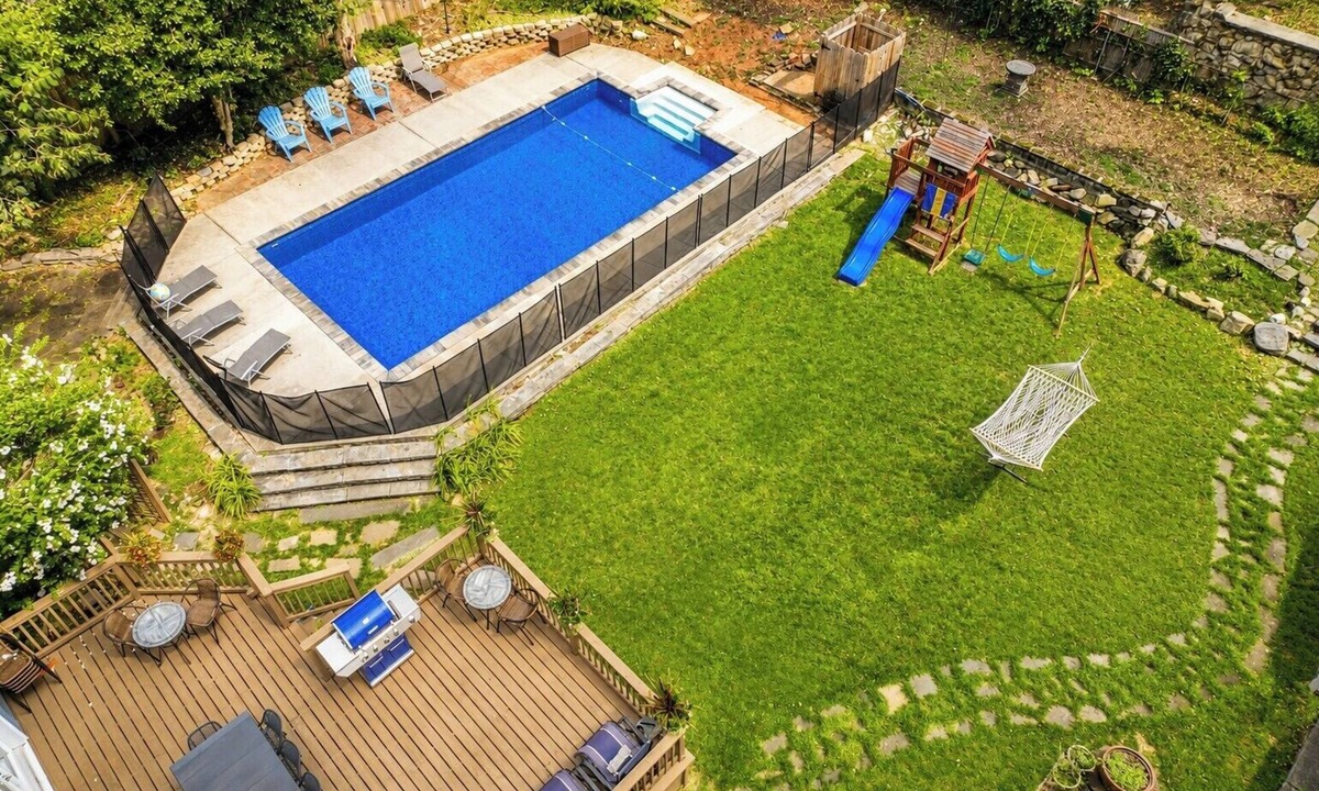 Roselle House | 6BR Family Retreat | Heated Pool | 30 Min to NYC
