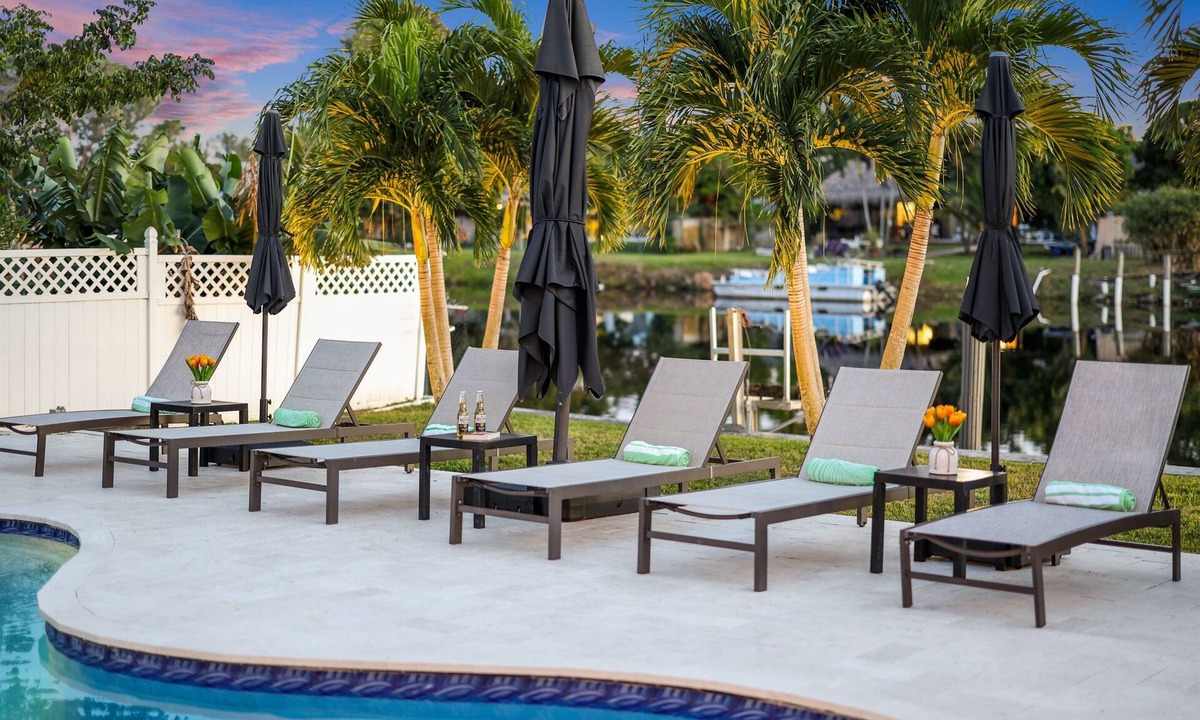 Tropic Palms House | 796 | Waterfront | Sleeps 10 | Heated Pool |Tiki Hut |Fire Pit |by DelrayNightly