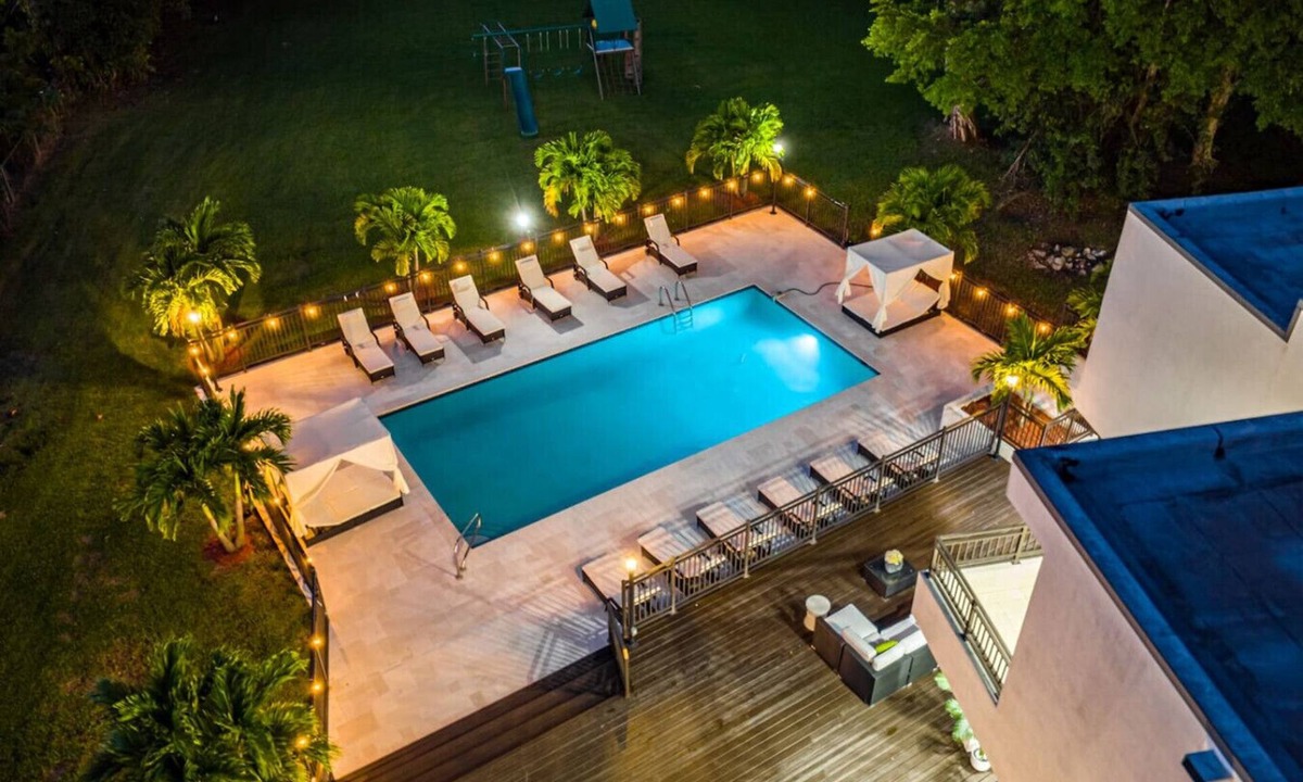 Plantation House | 8,000 sq ft Estate with Heated Pool & Game Room