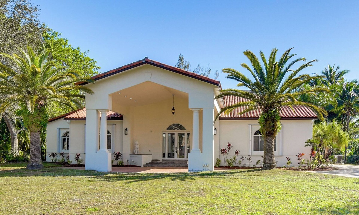 West Dixie Bend House | 8,100-Sq-Ft Parkland Estate w/Luxe Outdoor Oasis!