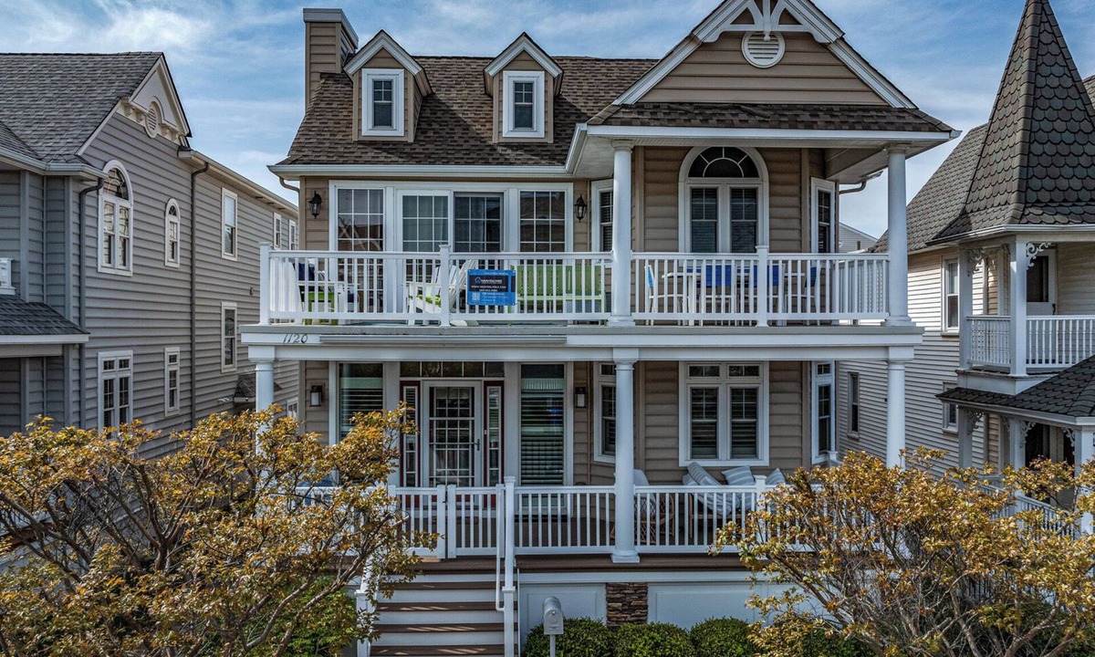 North End House | 8BR/6BA Coastal Retreat w/Rooftop & Porch Walk to Beach