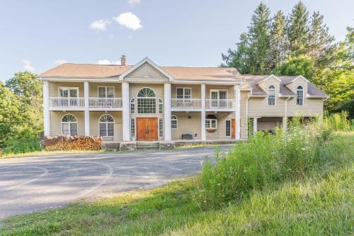 Hunter House | 8BR Luxury Retreat with Hot Tub, Games, & Fire Pit