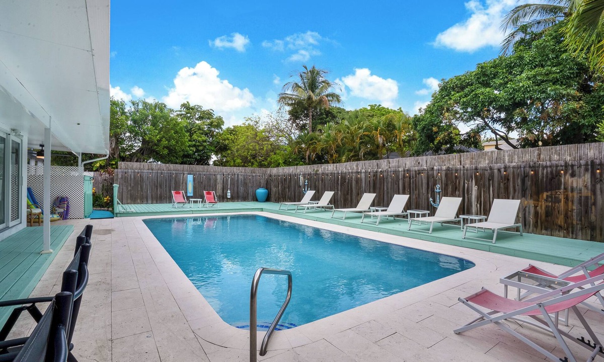 Hallandale Beach House | 9 Bedroom-resort UP TO 22 GUESTS, 11 beds, minutes to the sandy beaches