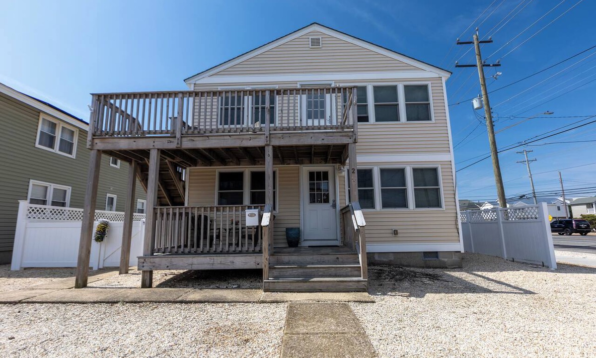 North Beach Haven House | 9 Houses to the Beach! PET FRIENDLY ON LBI, 3 Bed/1.5 Bath, 1st Floor Duplex