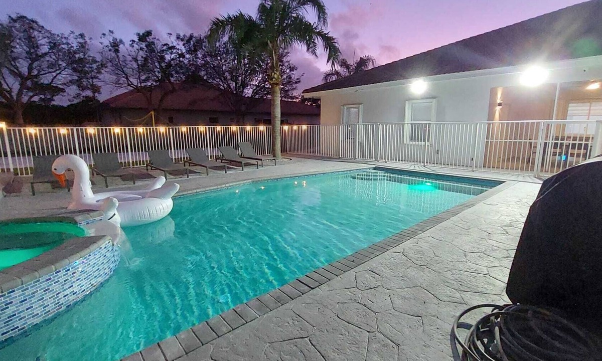 West Dixie Bend House | 9BR/5BA Getaway, Heated Pool, Jacuzzi, Beach Volleyball & Mini Golf