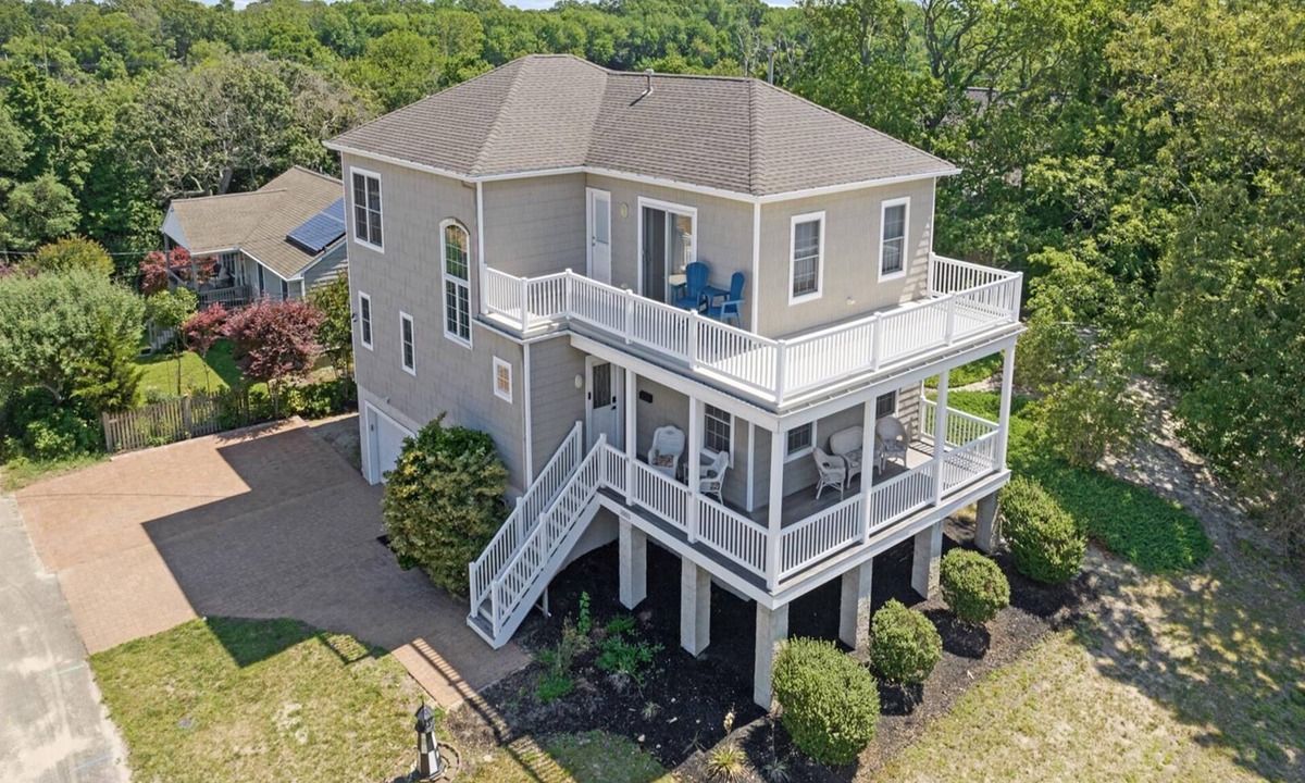 Town Bank House | A Bayfront Beauty in Historic Townbank 4 Bedroom 2.5 Bath sleeps 9