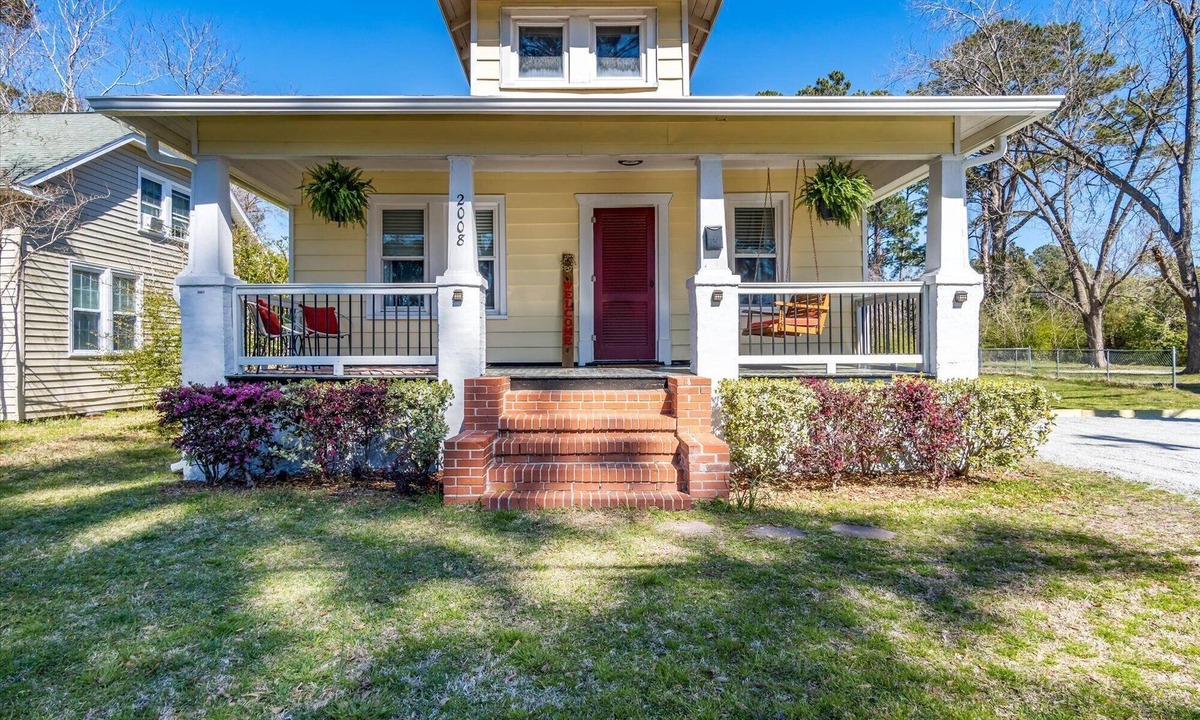 New Bern House | A beautiful balanced 2-bedroom bungalow near quaint downtown New Bern