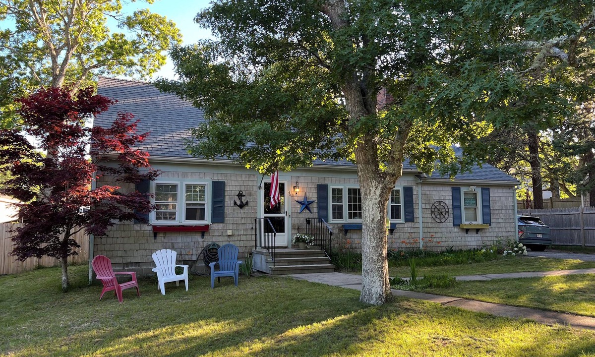 West Yarmouth House | A charm Cape house centrally located close to everything that Cape code offers